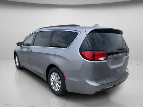 Used 2017 Chrysler Pacifica Touring-L FWD image 9