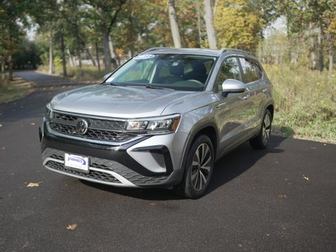 Used 2023 Volkswagen Taos SE image 4