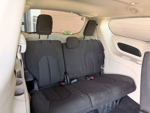 Used 2017 Chrysler Pacifica Touring FWD image 17