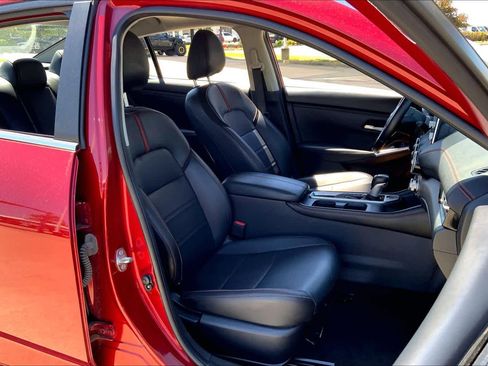Used 2025 Nissan Sentra SR w/ SR Premium Package FWD image 9
