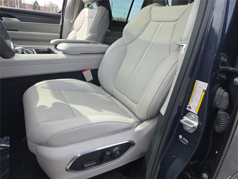 Certified 2024 Jeep Wagoneer Series III w/ Premium Group I image 33