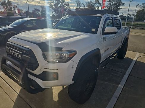 Used 2017 Toyota Tacoma TRD Off-Road w/ Tow Package (A/T) image 3