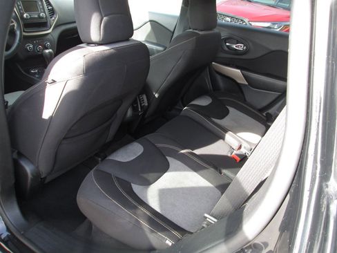 Used 2018 Jeep Cherokee Latitude w/ Altitude Package image 8