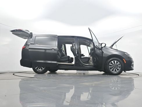 Used 2023 Chrysler Pacifica Touring-L FWD image 43