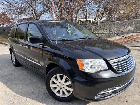 Used 2015 Chrysler Town & Country Touring w/ Driver Convenience Group image 2