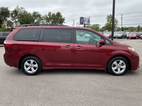 Used 2020 Toyota Sienna LE w/ LE Preferred Package FWD image 9