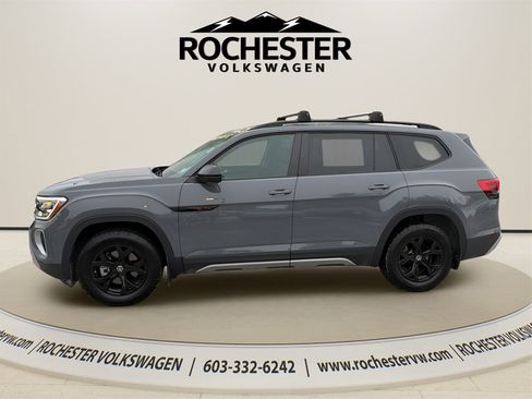 Used 2024 Volkswagen Atlas Peak Edition SE image 4