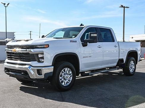 Used 2024 Chevrolet Silverado 2500 LT image 3