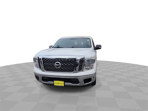 Used 2018 Nissan Titan SV w/ SV Convenience Package image 3
