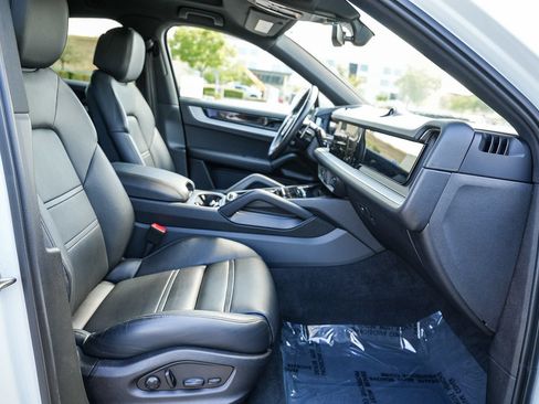 Used 2024 Porsche Cayenne Coupe AWD/4WD image 17