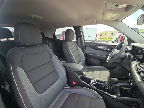 Used 2025 Chevrolet TrailBlazer LT AWD/4WD image 32