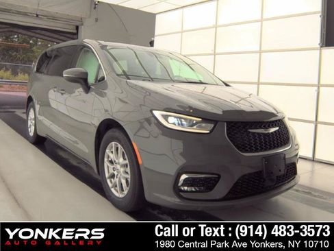 Used 2023 Chrysler Pacifica Touring-L FWD image 4