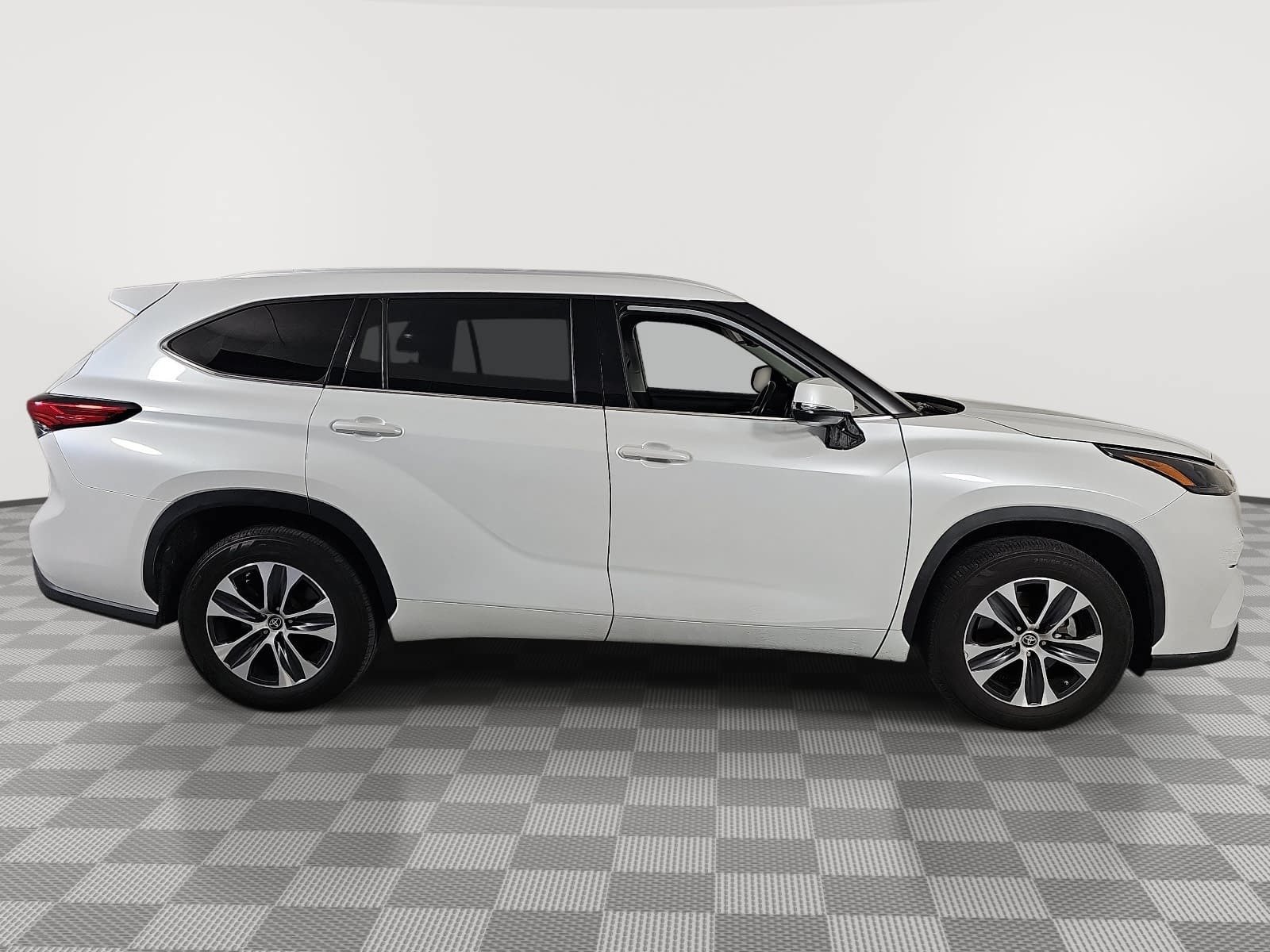 Used 2022 Toyota Highlander XLE FWD image 9