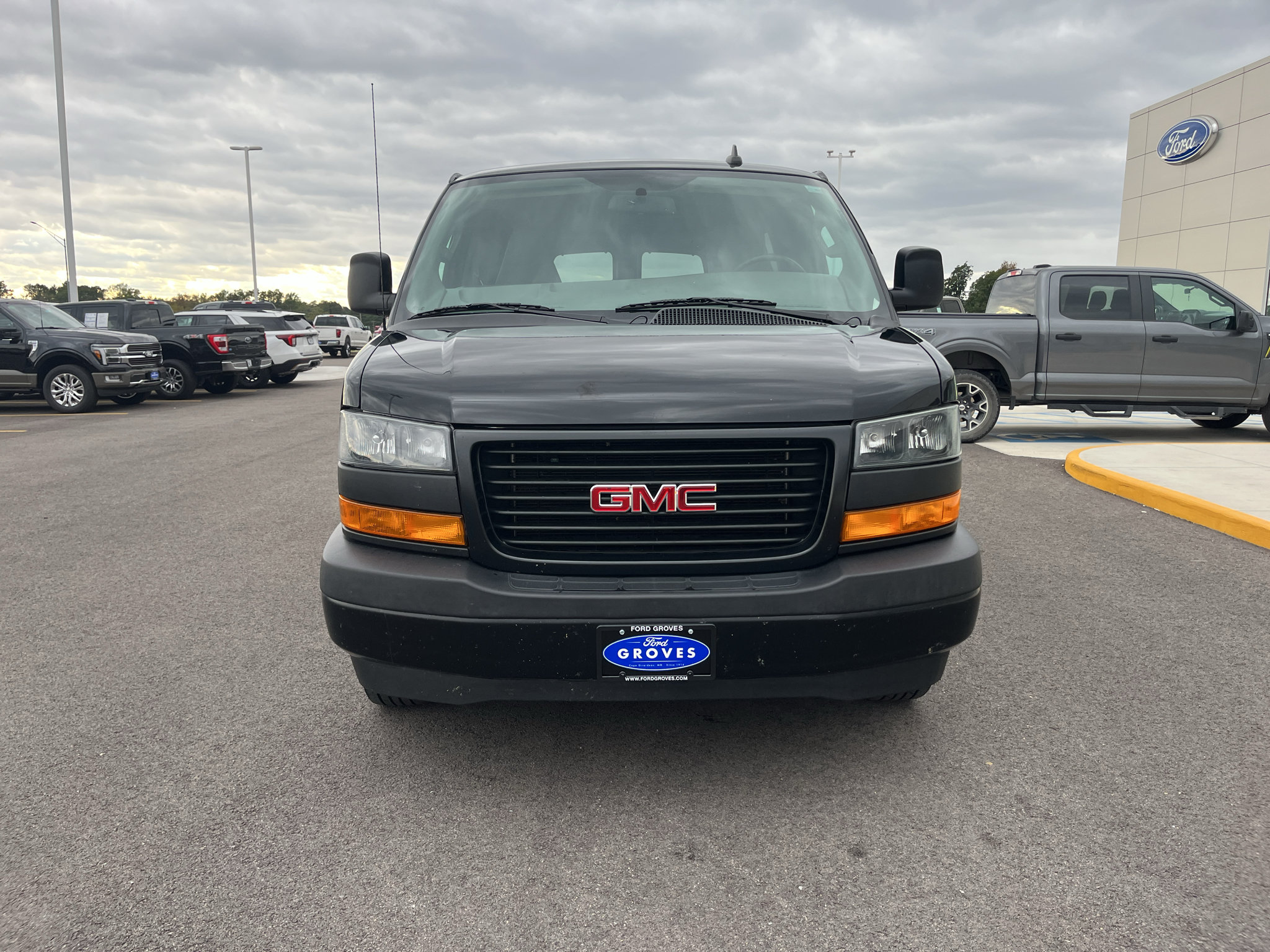 Used 2022 GMC Savana 2500 LS RWD image 2