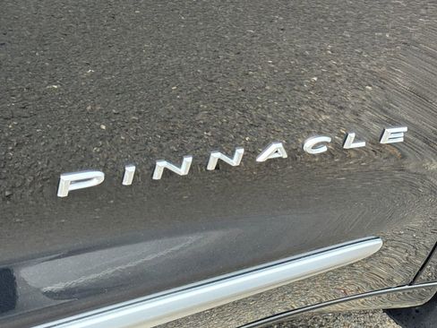 Certified 2022 Chrysler Pacifica Pinnacle FWD image 8