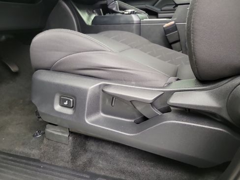 Certified 2025 Toyota Tacoma SR5 AWD/4WD image 18