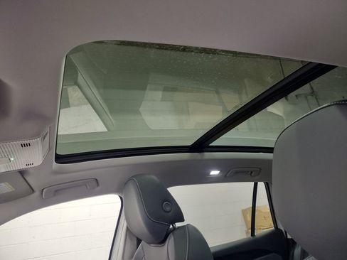 New 2025 Volkswagen Tiguan SE image 22