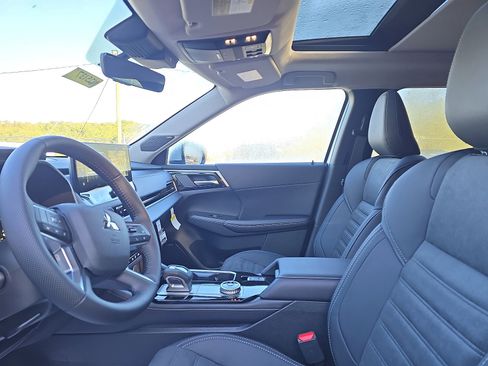New 2025 Mitsubishi Outlander SE image 11