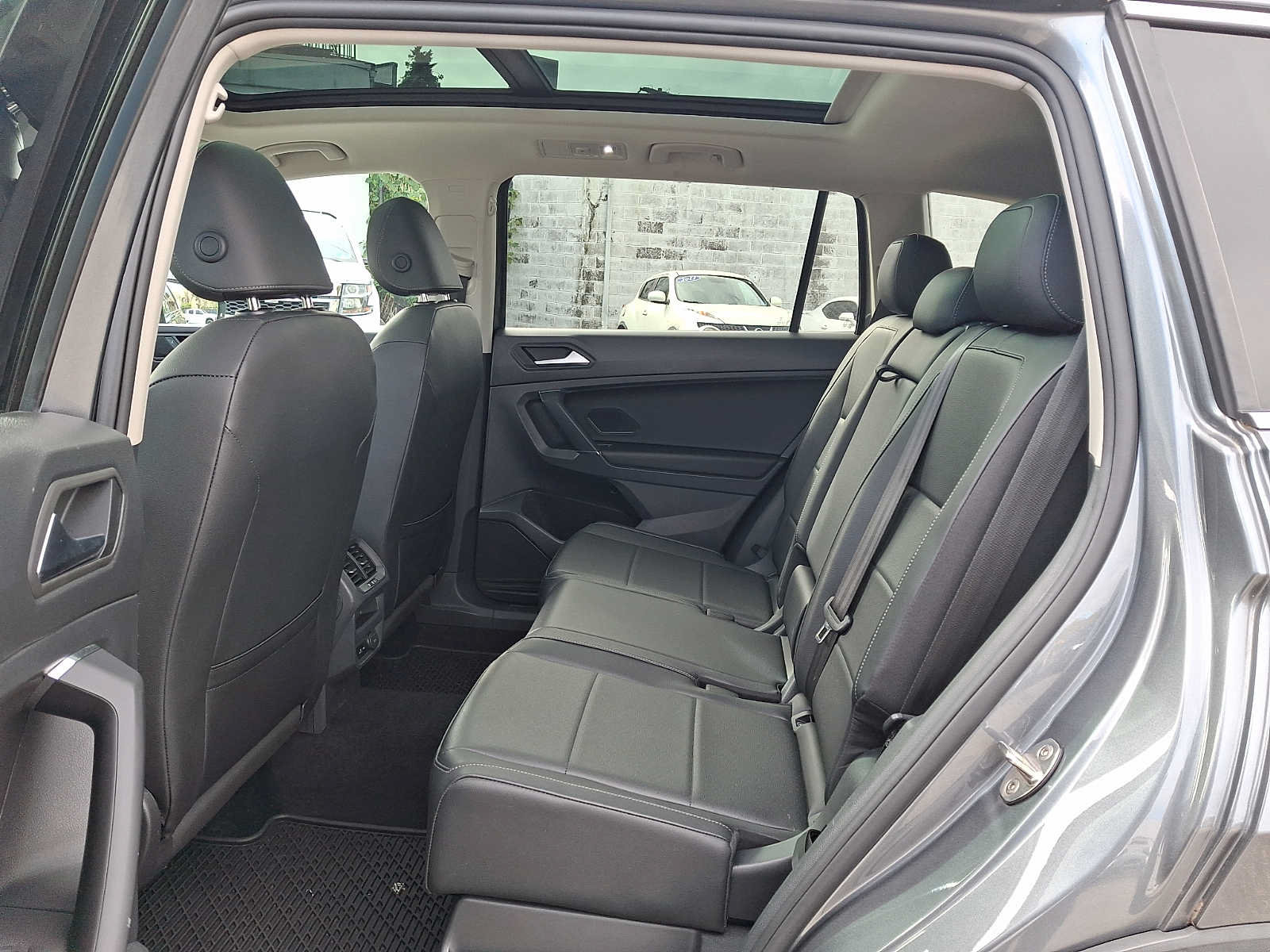 Used 2020 Volkswagen Tiguan SE w/ Panoramic Sunroof Package AWD/4WD image 10