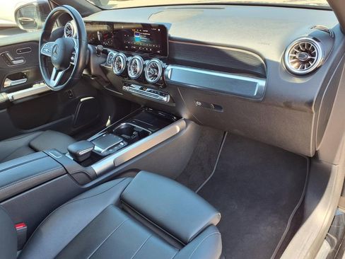 Used 2023 Mercedes-Benz GLB 250 4MATIC w/ Premium Package image 11