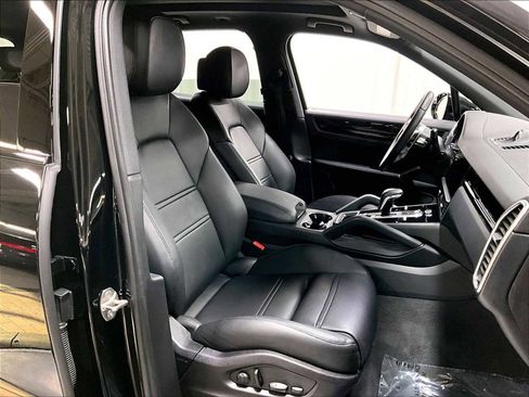Used 2022 Porsche Cayenne image 30