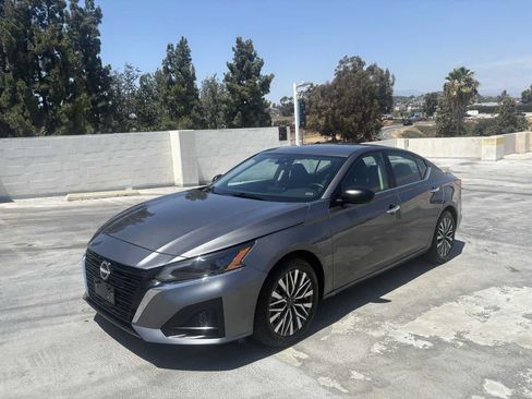 Used 2025 Nissan Altima 2.5 SV FWD image 37
