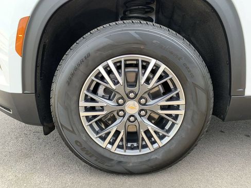 Used 2025 Chevrolet Traverse LT image 10