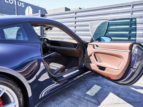 Used 2020 Porsche 911 Carrera 4S w/ Premium Package image 22