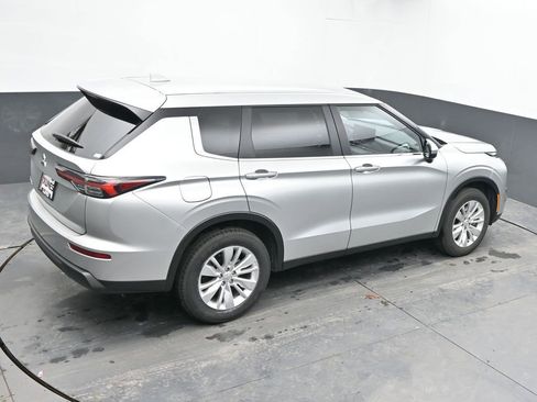 Used 2025 Mitsubishi Outlander ES image 40