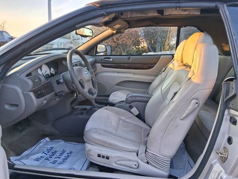 Used 2005 Chrysler Sebring Limited image 10