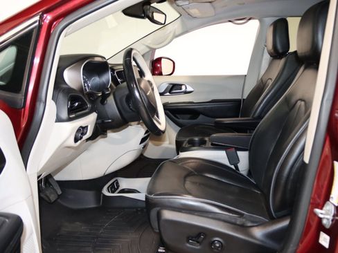 Used 2018 Chrysler Pacifica Limited FWD image 35