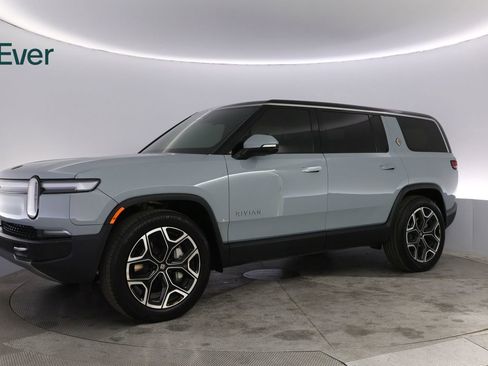 Used 2025 Rivian R1S Adventure image 18