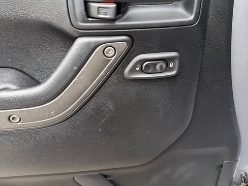 Used 2017 Jeep Wrangler Sport AWD/4WD image 9