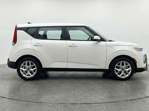 Used 2025 Kia Soul LX w/ LX Technology Package FWD image 11