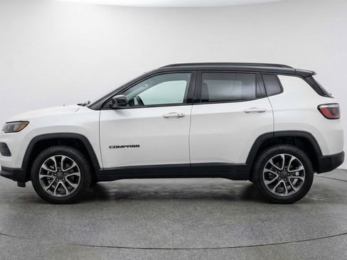 Used 2025 Jeep Compass Trailhawk image 5