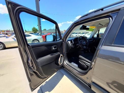 Used 2016 Jeep Renegade Latitude FWD image 15
