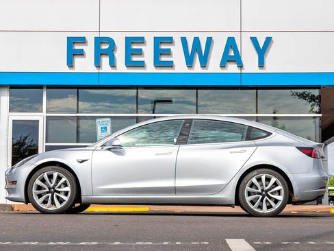 Used 2018 Tesla Model 3 Long Range RWD image 2