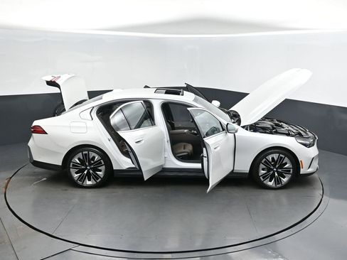 Certified 2025 BMW 530i xDrive w/ Premium Package image 50