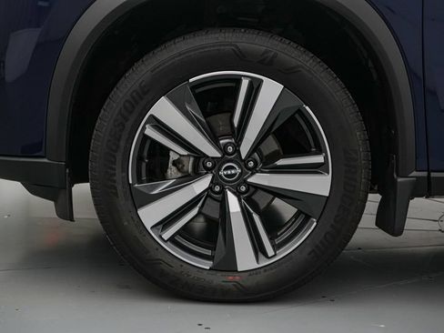 Used 2025 Nissan Rogue SL AWD/4WD image 10