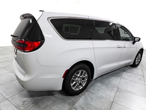 New 2027 Chrysler Pacifica Select FWD image 7