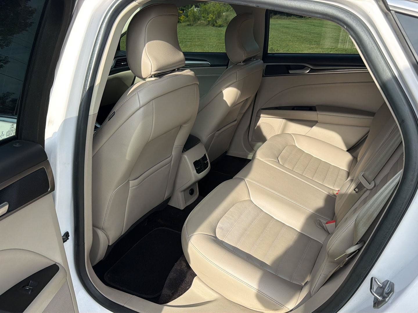 Used 2017 Ford Fusion SE FWD image 5