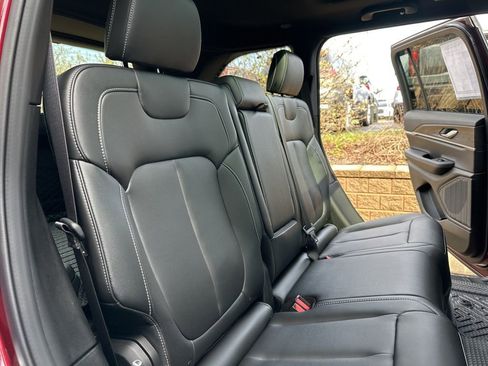 Used 2025 Jeep Grand Cherokee Limited w/ Black Appearance Package image 34