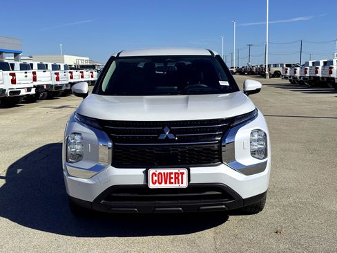 Used 2022 Mitsubishi Outlander ES image 3