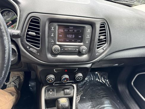 Used 2018 Jeep Compass Latitude FWD image 22