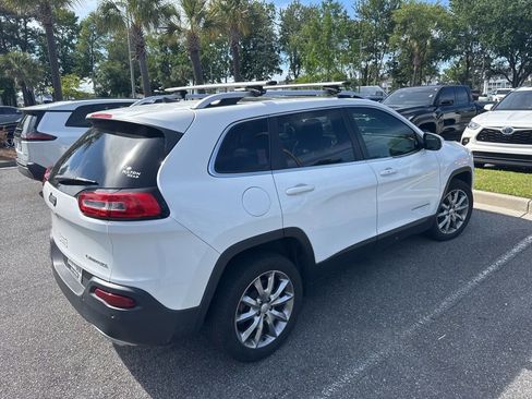 Used 2018 Jeep Cherokee Limited w/ Luxury Group FWD image 2
