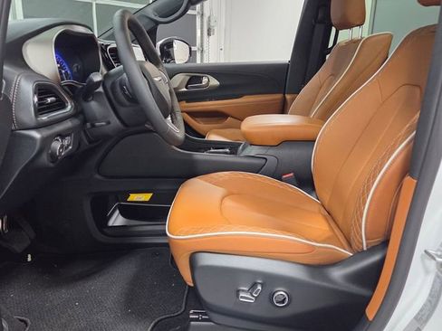 New 2026 Chrysler Pacifica Pinnacle image 5