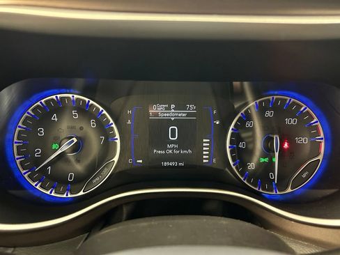 Used 2018 Chrysler Pacifica Touring-L FWD image 15