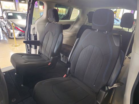Used 2021 Chrysler Pacifica Touring image 22