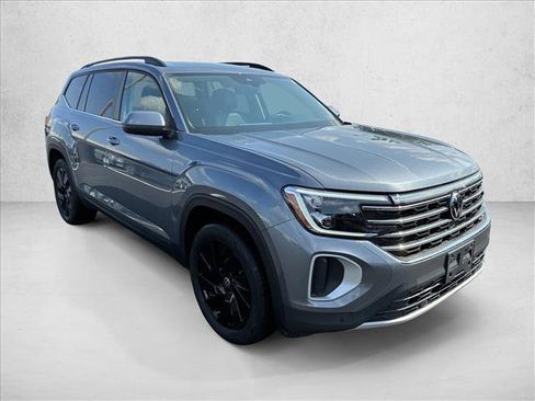 Used 2024 Volkswagen Atlas SE AWD/4WD image 3