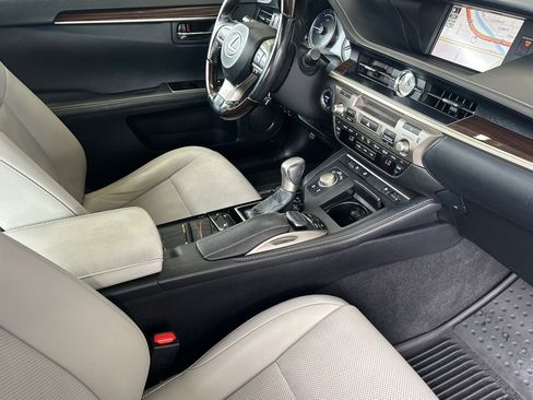 Used 2017 Lexus ES 300h w/ Navigation System Package FWD image 14